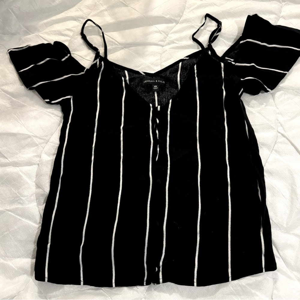 Kendall & Kylie black and white shirt ( size Xs )